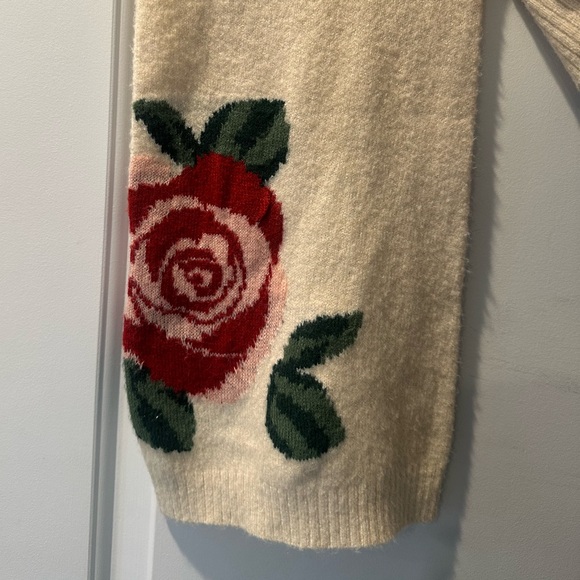H&M Cream Cropped Turtleneck Sweater with Red Rose Motif - Picture 5 of 7